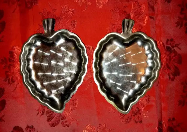 1. Снимка на Две метални форми за ядки