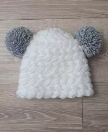 Плетена шапка с две уши