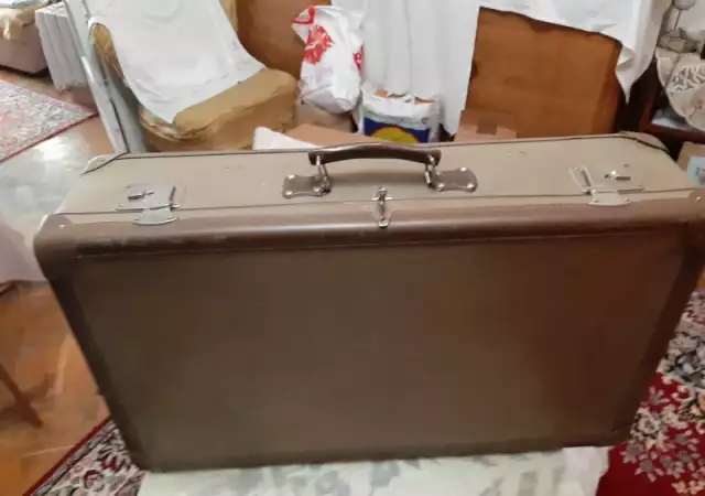 Продавам стар ретро куфар
