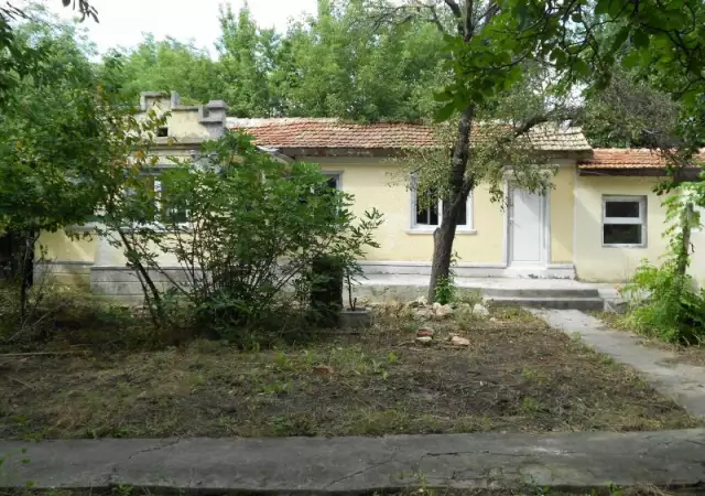 1. Снимка на Собственик продава къща с двор на Северното черноморие