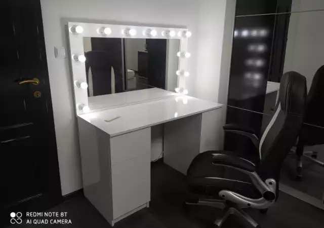 1. Снимка на Огледало с осветление за фризьорски салони и професионален г