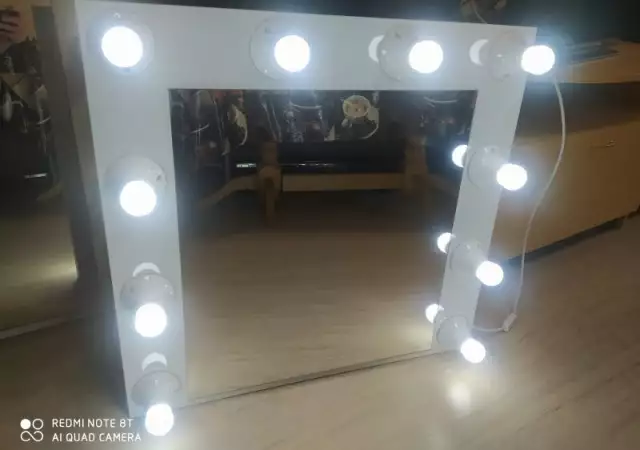 1. Снимка на Огледало с осветление за грим тип Hollywood 