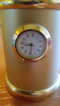 3. Снимка на Метален златист моливник с часовник