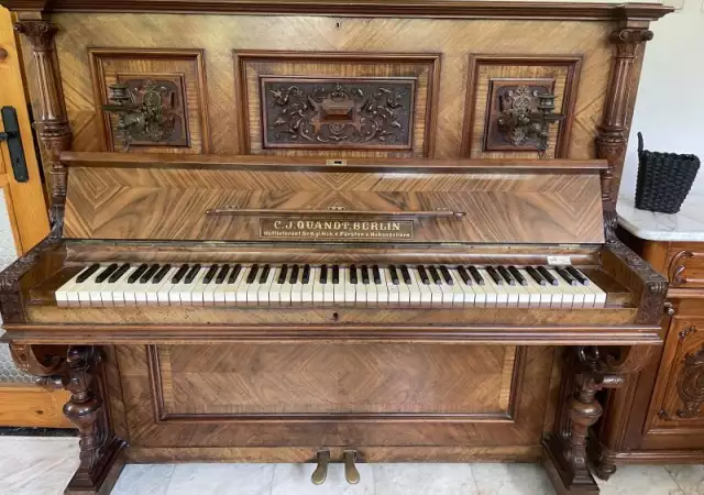 1. Снимка на Продава се немски шедьовър - антикварно пиано.