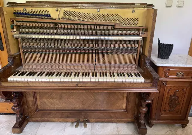 Продава се немски шедьовър - антикварно пиано.