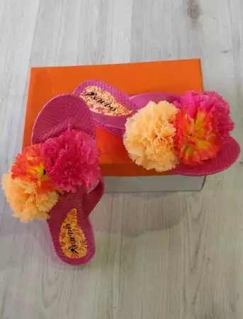 2. Снимка на Дамски чехли с цветя