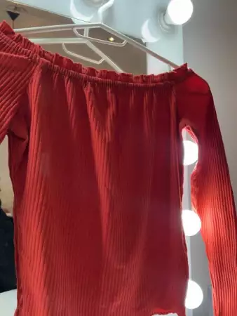 Червена блуза