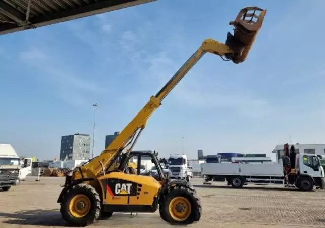 3. Снимка на Телескопичен товарач Caterpillar TH407AG