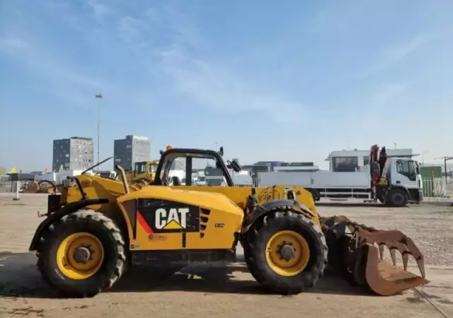 4. Снимка на Телескопичен товарач Caterpillar TH407AG