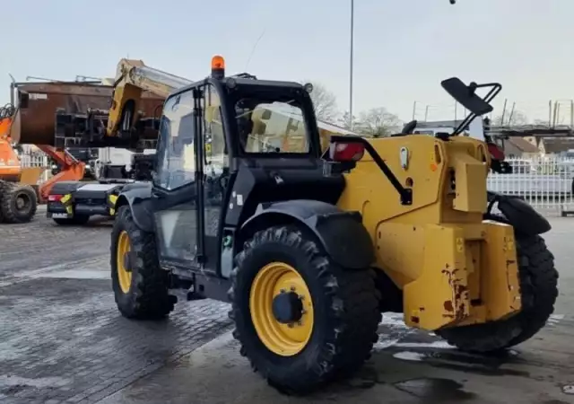 4. Снимка на Телескопичен товарач Caterpillar TH407AG