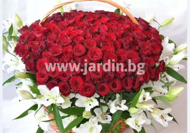 1. Снимка на Кошница Вълшебство с рози - Бърза доставка на цветя Бургас