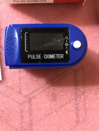 Пулсов оксиметър за измерване на кислорода в кръвта и пулса.