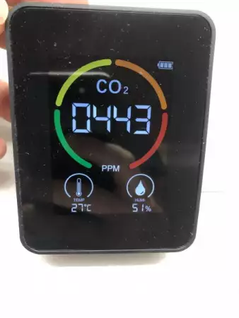 3. Снимка на CO2 преносим монитор за качеството на въздуха. Дигитален Газ