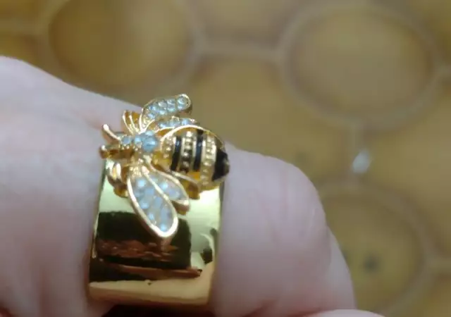 Пръстен с пчела върху мед