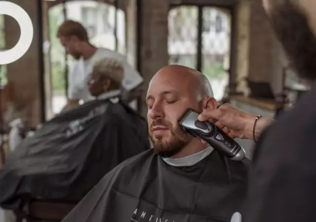 2. Снимка на Мъжко подстригване, оформяне на брада, гладко бръснене