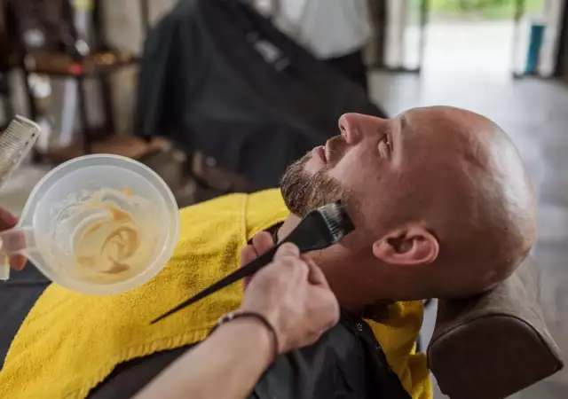 Мъжко подстригване, оформяне на брада, гладко бръснене