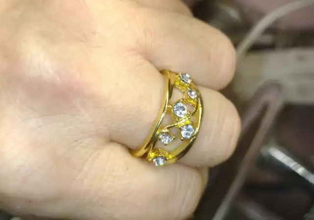2. Снимка на Искрящ пръстен в 18 К и диаманти