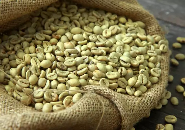 1. Снимка на Зелено и прясно изпечено кафе на зърна сорт арабика от кафе