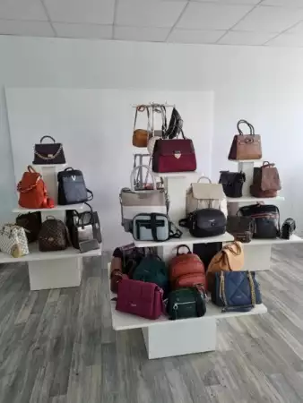 1. Снимка на На ЕДРО дамски чанти, портмонета и аксесоари.