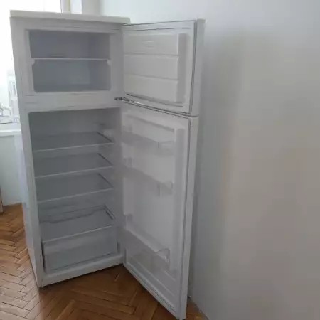 Хладилник с фризер в отлично състояние