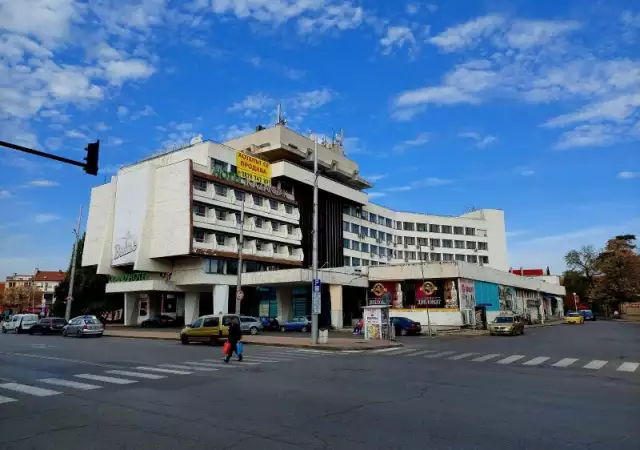 1. Снимка на продава се хотел Казанлък в центъра на град Казанлък