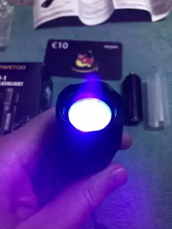 7. Снимка на UV фенерче, MOWETOO 2 в 1 395 nm LED фенерче с UV черна и бя