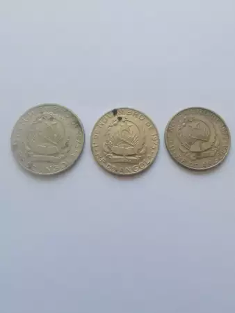 2. Снимка на Лот стари монети от Ангола
