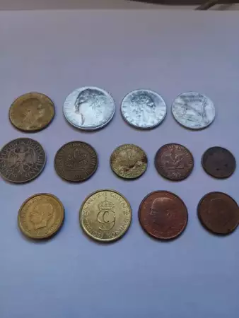2. Снимка на Лот стари монети от различни страни 3