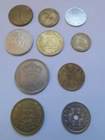 1. Снимка на Лот стари монети от различни страни 2