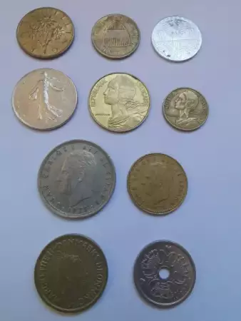 2. Снимка на Лот стари монети от различни страни 2