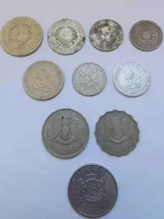 2. Снимка на Лот стари монети от различни страни