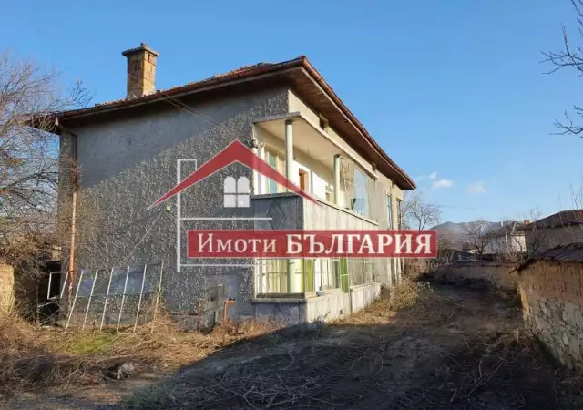 Къща на два етажа в с.Войнягово, общ.Карлово