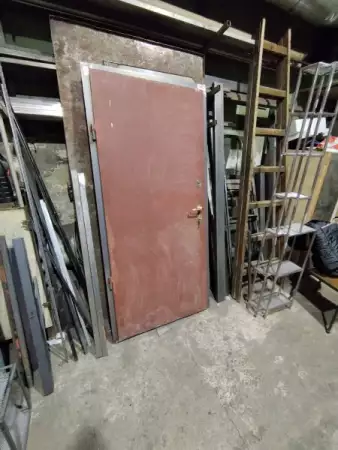 Метална входна врата с каса от Панелен апартамент - лява