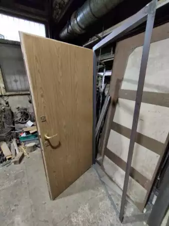 1. Снимка на Метална входна врата с каса от Панелен апартамент - лява