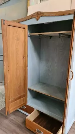 Обновен 150 годишен , трикрилен гардероб