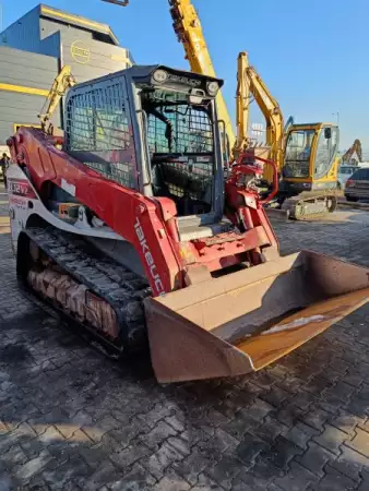 6. Снимка на Верижен мини челен товарач Takeuchi TL12V - 2 6000кг ПОД НАЕМ