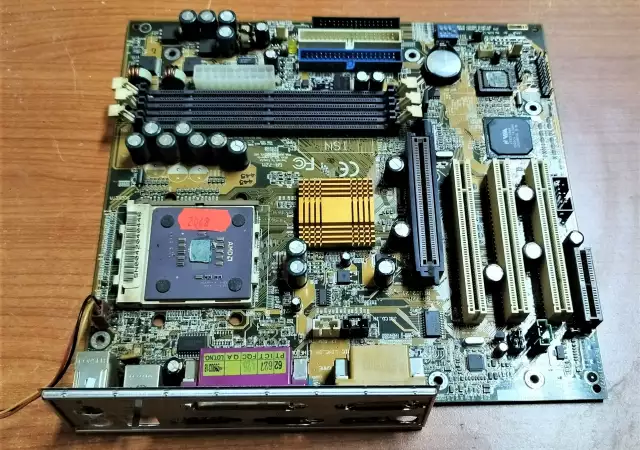 1. Снимка на Дънна платка AMD с процесор - ретро модел Работещ