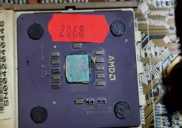 3. Снимка на Дънна платка AMD с процесор - ретро модел Работещ
