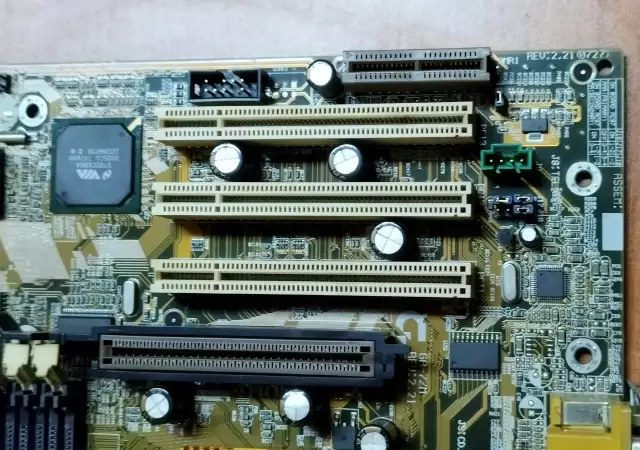 4. Снимка на Дънна платка AMD с процесор - ретро модел Работещ