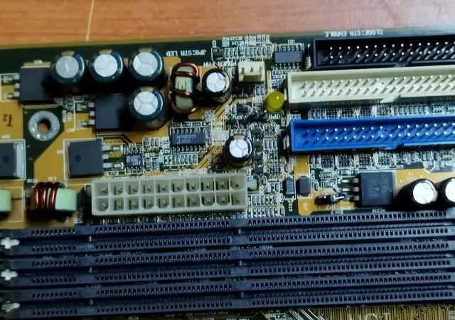 5. Снимка на Дънна платка AMD с процесор - ретро модел Работещ