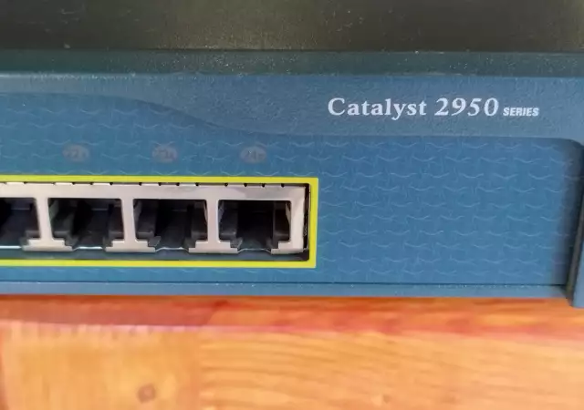 6. Снимка на Cisco Catalyst C2950 - Суичът е Cisco 24 портов