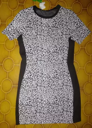 1. Снимка на Модна рокля в черно и бяло