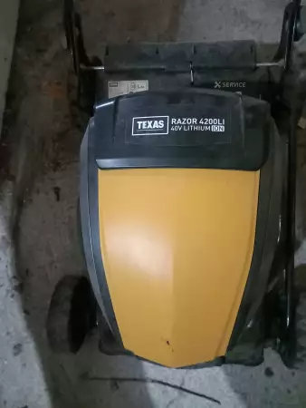 Продавам акумулаторна косачка ТЕХАС RAZOR 4200LI ДВЕ БА