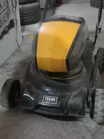 Продавам акумулаторна косачка ТЕХАС RAZOR 4200LI ДВЕ БА