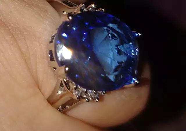 1. Снимка на Луксозен пръстен с голям сапфир
