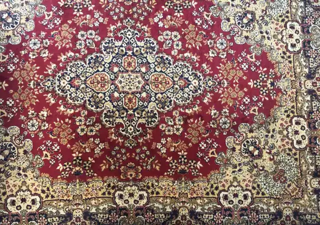 2. Снимка на персийски килими и пътеки в перфектно състояние