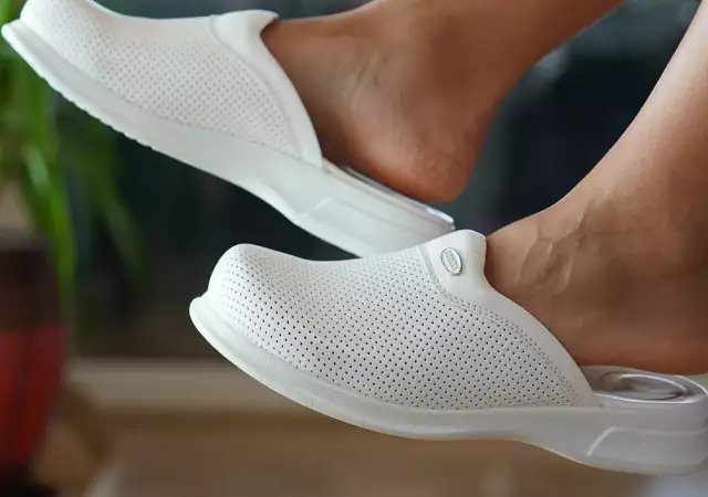 Медицински чехли унисекс в бял цвят