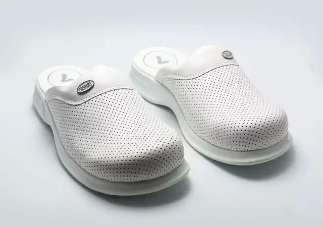 Медицински чехли унисекс в бял цвят