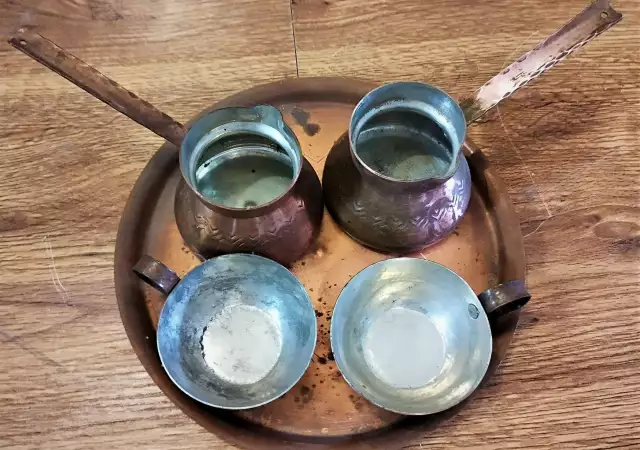 6. Снимка на Меден сервиз за турско кафе 2 джезвета и 2 чаши с поднос