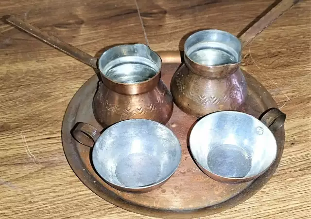 1. Снимка на Меден сервиз за турско кафе 2 джезвета и 2 чаши с поднос